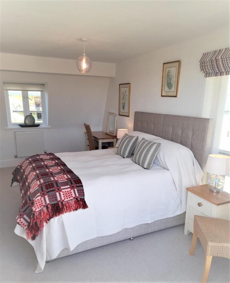 Crow'S Nest Penthouse Apartment With Free Spa Access Somerford Keynes Zewnętrze zdjęcie