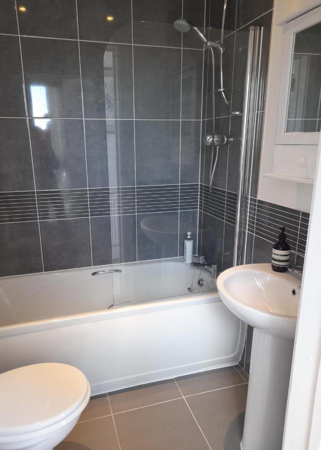 Crow'S Nest Penthouse Apartment With Free Spa Access Somerford Keynes Zewnętrze zdjęcie