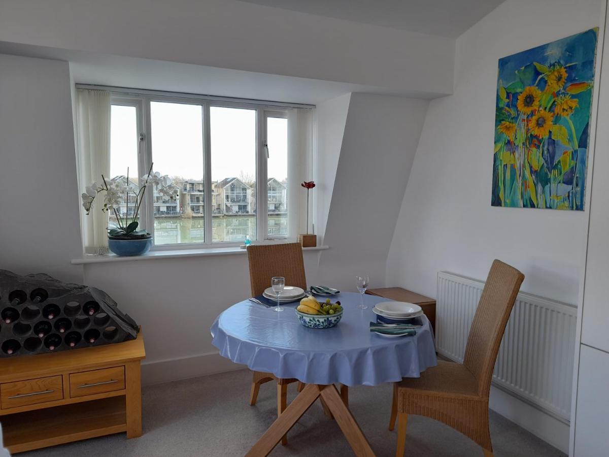 Crow'S Nest Penthouse Apartment With Free Spa Access Somerford Keynes Zewnętrze zdjęcie