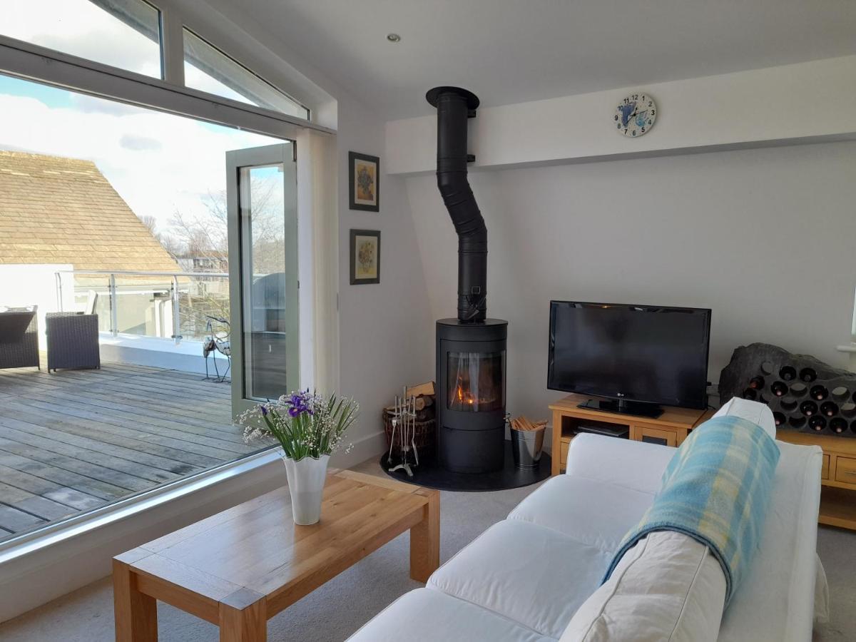 Crow'S Nest Penthouse Apartment With Free Spa Access Somerford Keynes Zewnętrze zdjęcie