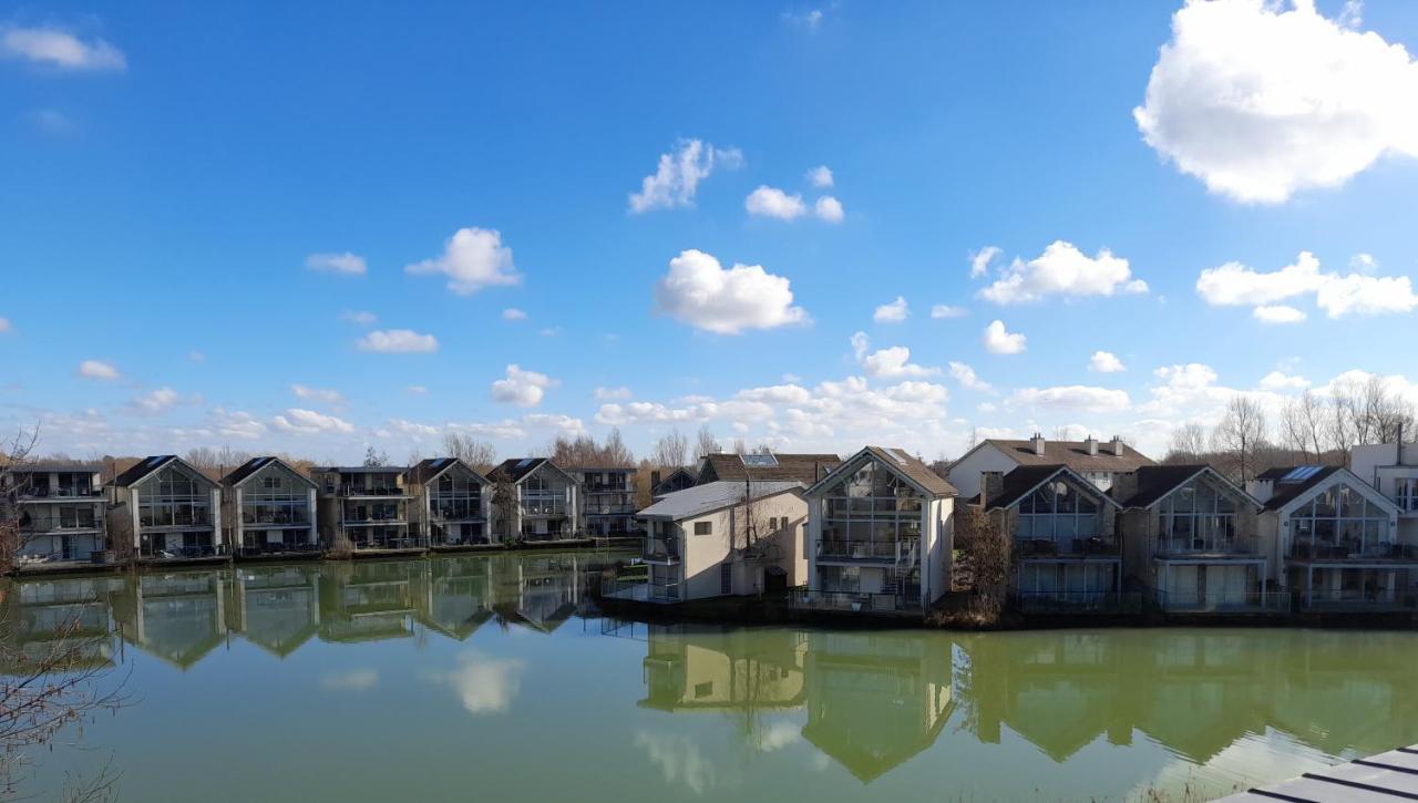 Crow'S Nest Penthouse Apartment With Free Spa Access Somerford Keynes Zewnętrze zdjęcie