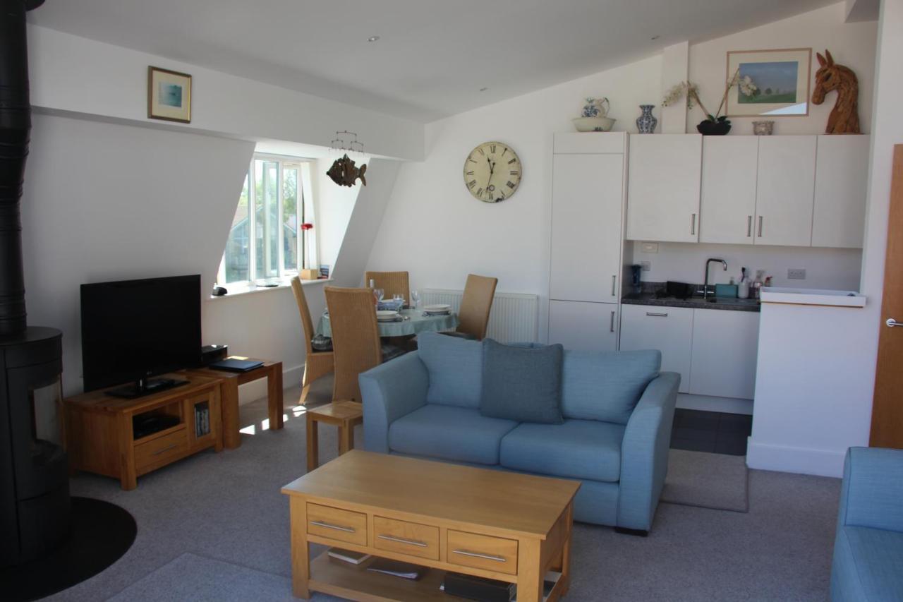 Crow'S Nest Penthouse Apartment With Free Spa Access Somerford Keynes Zewnętrze zdjęcie
