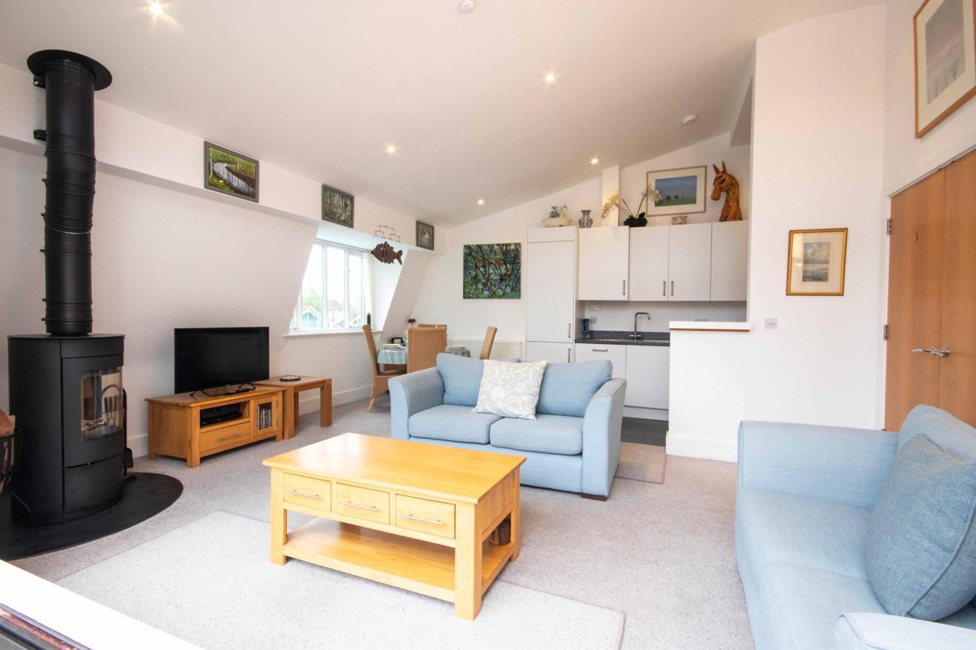 Crow'S Nest Penthouse Apartment With Free Spa Access Somerford Keynes Zewnętrze zdjęcie