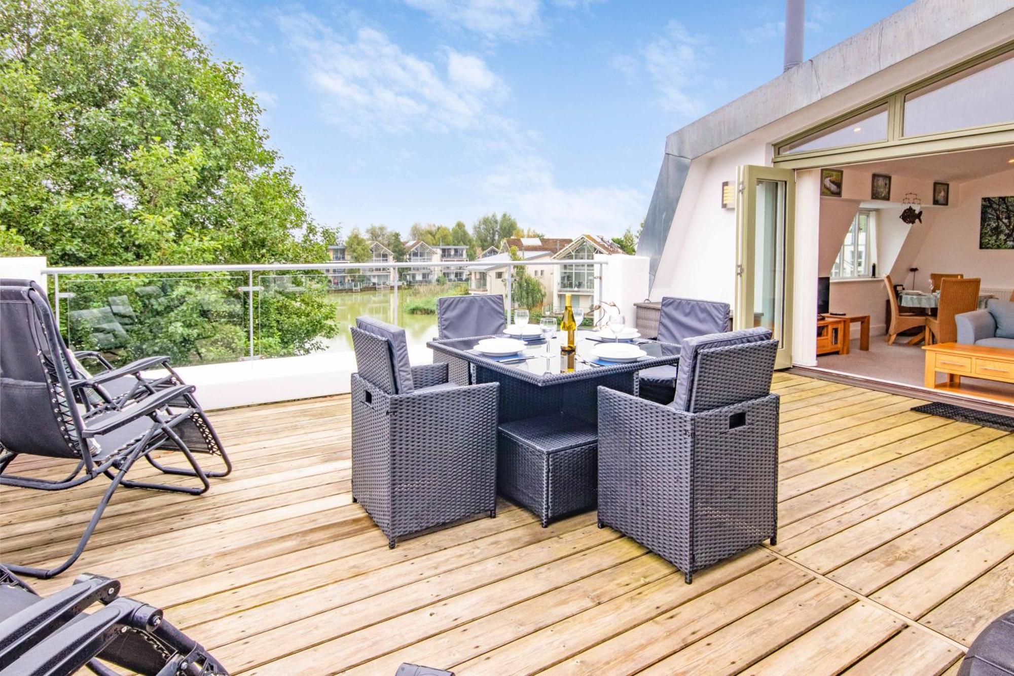 Crow'S Nest Penthouse Apartment With Free Spa Access Somerford Keynes Zewnętrze zdjęcie