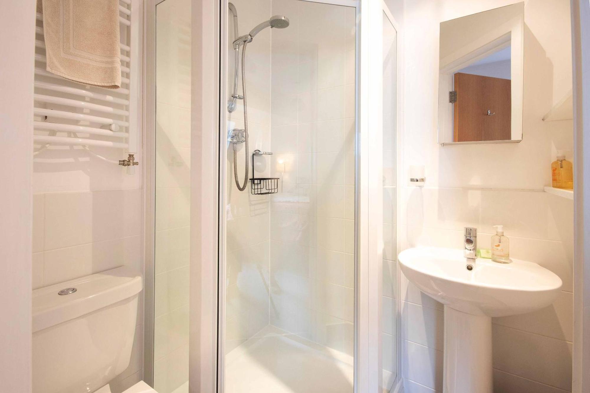 Crow'S Nest Penthouse Apartment With Free Spa Access Somerford Keynes Zewnętrze zdjęcie