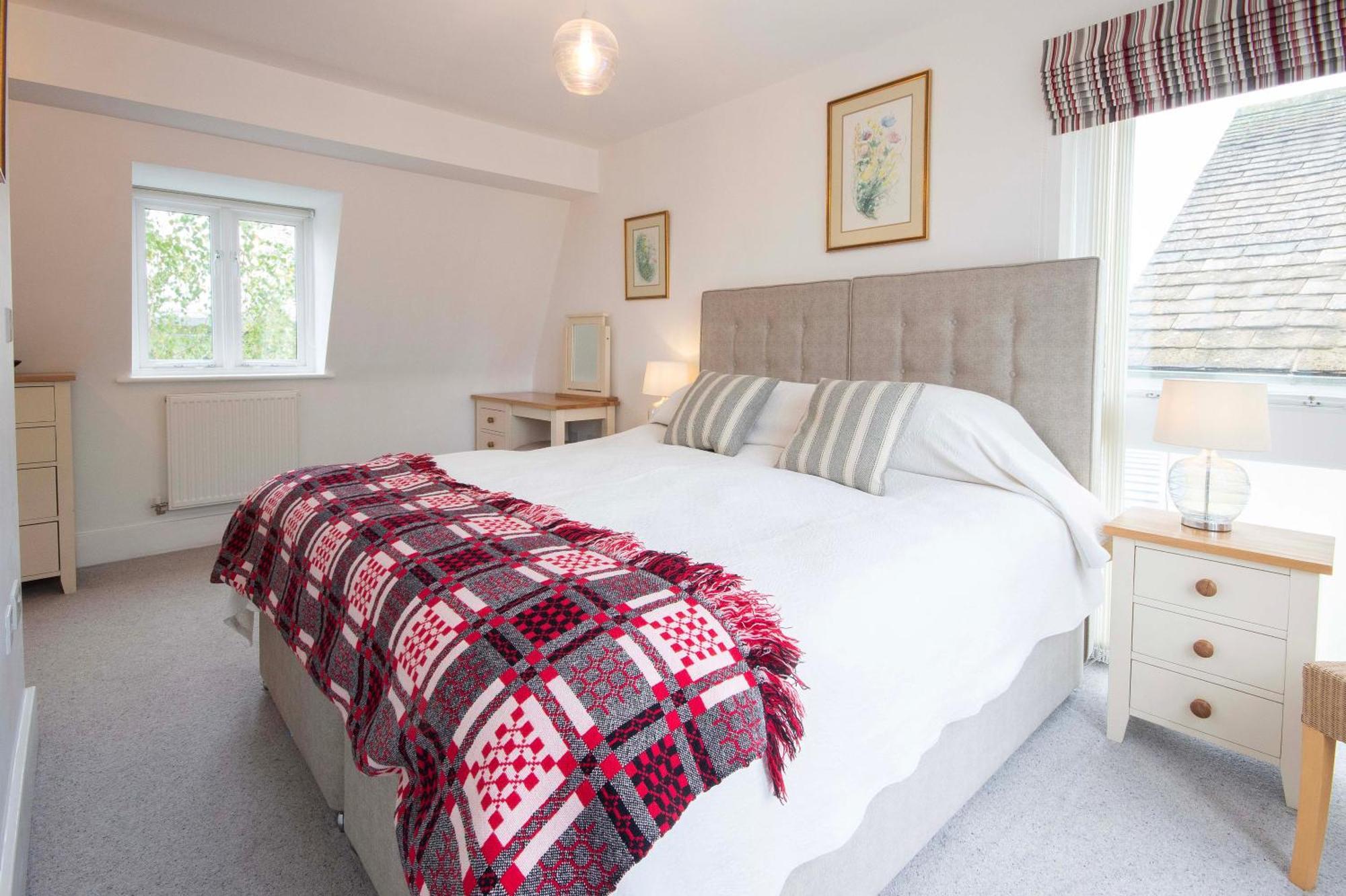 Crow'S Nest Penthouse Apartment With Free Spa Access Somerford Keynes Zewnętrze zdjęcie