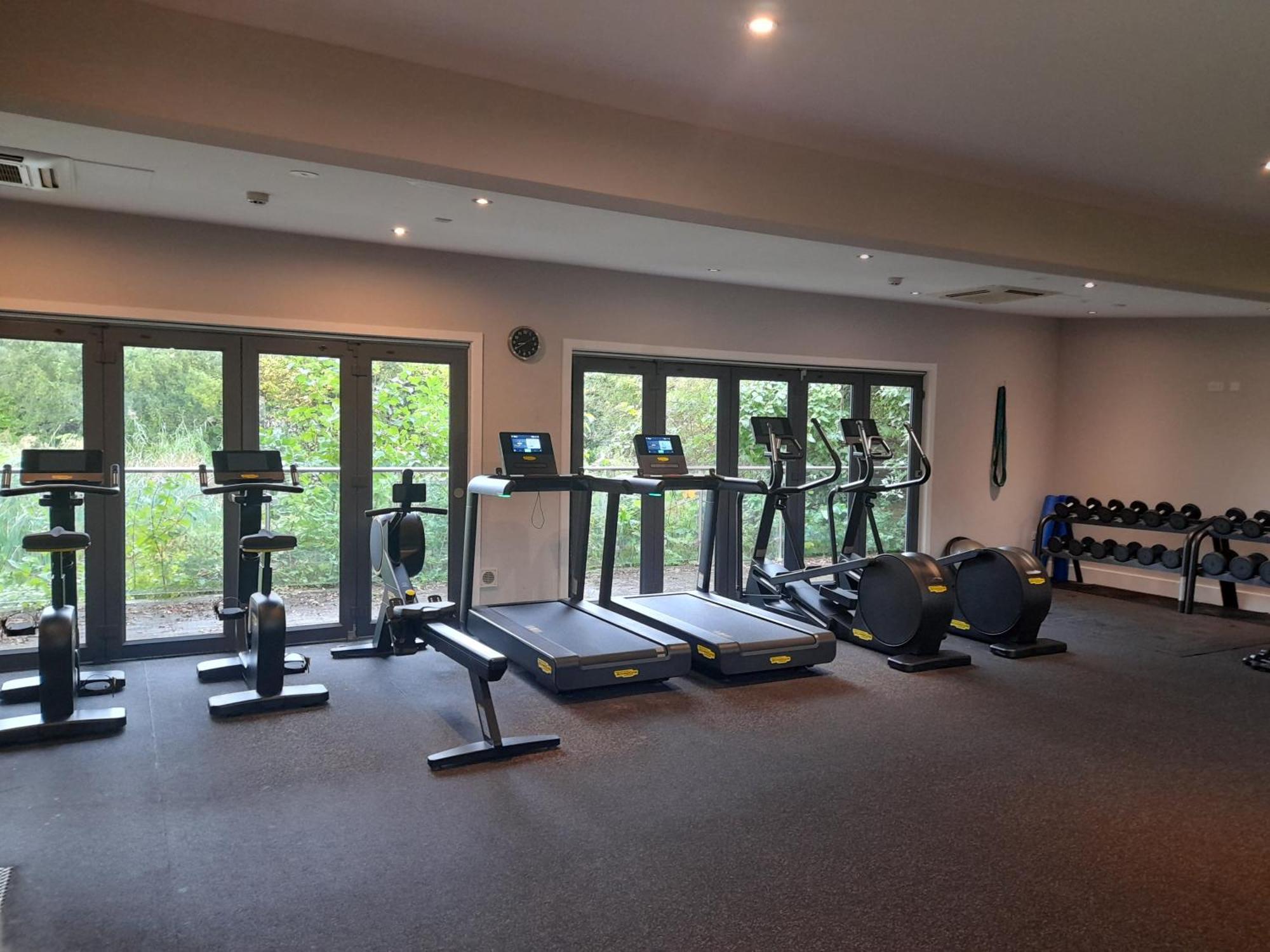 Crow'S Nest Penthouse Apartment With Free Spa Access Somerford Keynes Zewnętrze zdjęcie